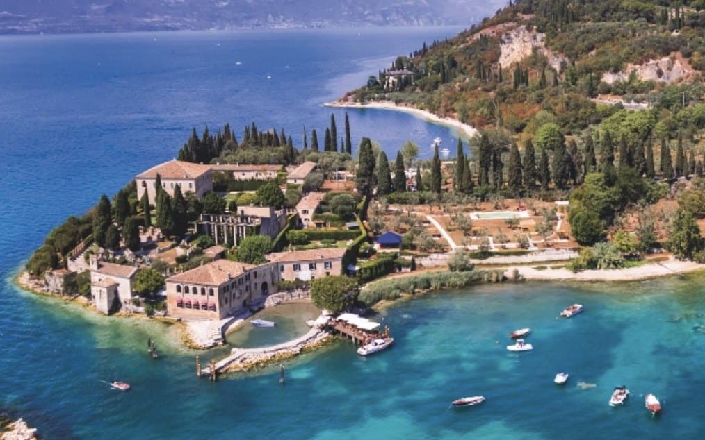 Un promontorio sulla sponda veronese del lago di Garda, con la baia e i cipressi